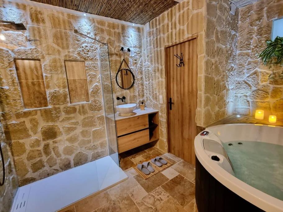 Les Spas De La Mer, & Spa, Room, Plein Coeur Du Grau *